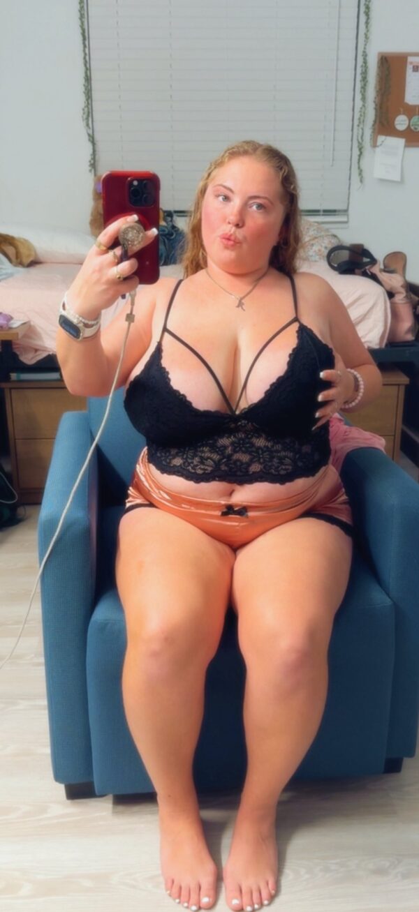 1000035208183397af5c8595a5 60 sexy selfies and more breast-revealing selfie videos